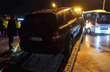 Köprü korkuluklarında asılı kalan cip nehre düşmekten son anda kurtuldu 