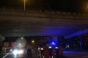 Köprüye çıkan kadını polis ölümün ucundan aldı, izleyenlerin arasından çıkan sözler pes dedirtti 