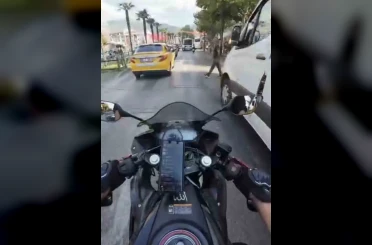 Kör noktada kalan yayaya motosiklet çarptı, o anlar kask kamerasında 