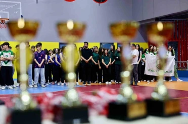 Körfez’de liseler arası voleybol turnuvasının şampiyonları kupalarını aldı 