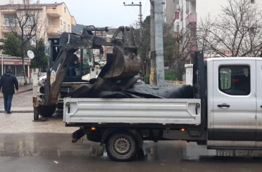 Körfez’de şiddetli fırtınada çatılar uçtu, araçlar hasar gördü 