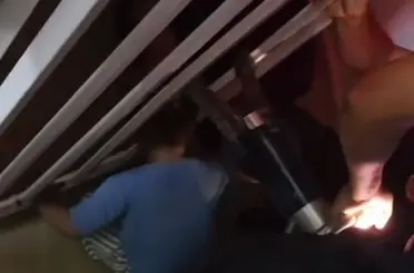 Korkuluklara sıkışan çocuğu itfaiye kurtardı
