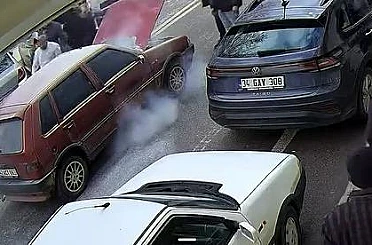 Korkutan araç yangınına esnaftan hızlı müdahale