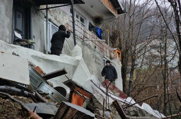 Korkutan heyelanda 8 kişilik aile binadan tahliye edildi