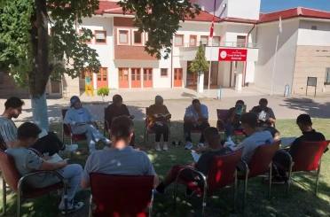 Koruma altındaki çocuklar açık havada kitap okudu 