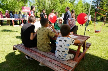 Koruyucu aileler çocuklara sıcak yuva olmaya devam ediyor 