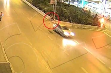 Koşarak karşıya geçerken otomobilin çarptığı şahıs havaya savrularak ağır yaralandı 