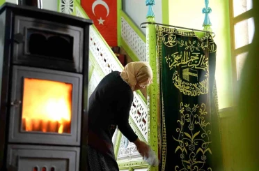 Köy Camisi imece usulü temizlendi 