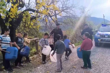 Köy çocuklarından jandarmaya bidonlu "Yasemen" sürprizi 