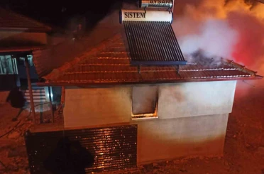 Köy evinde çıkan yangın korkuttu 