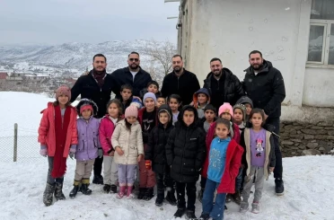 Köy okullarında eğitim gören öğrencilere kırtasiye malzemesi yardımı 