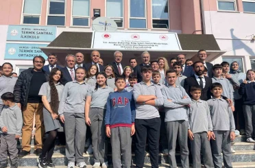 Köy okulu çocuklarının bilgisayar sevinci 