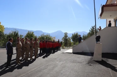 Köy okuluna jandarmadan Atatürk köşesi 