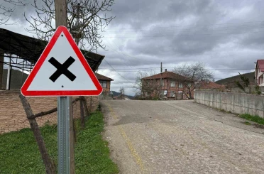 Köy yollarında tabela çalışmaları sürüyor 