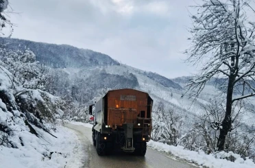 Köy yollarında tuzlama çalışmaları sürüyor 