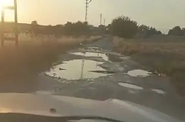 Köy yolundaki çökme ve çukurlar sürücülere zor anlar yaşatıyor
