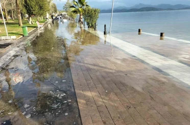 Köyceğiz Gölü taştı, Atatürk Kordonu sular altında kaldı 