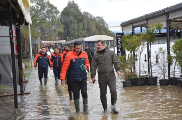 Köyceğiz Kaymakamı Kumcu, çizmesini giydi, kordonda incelemelerde bulundu 