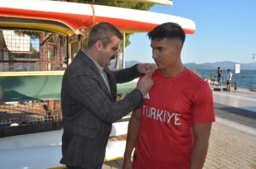 Köyceğiz Kaymakamı Kumcu, Dünya Şampiyonu Karahan’ı ödüllendirdi 