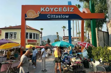 Köyceğiz’de ikinci el pazarı sıcak havadan etkilendi
