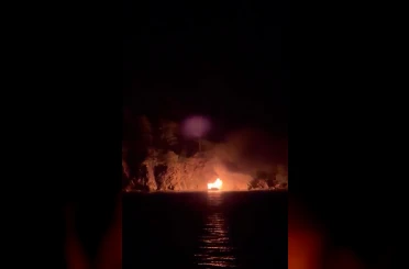 Koyda demirli tur teknesi yandı 