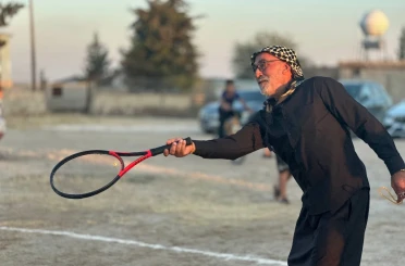 Köylülerin toprak kortta tenis keyfi 