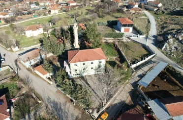 Köyün tek camisinin bir kısmı ve avlusu icradan satılığa çıkarıldı 