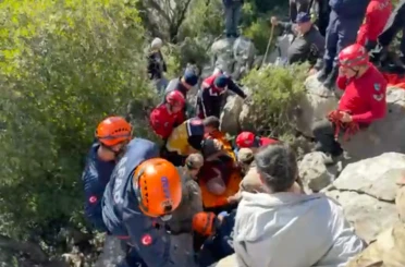 Koyunlarını otlatan yaşlı kadın düştüğü kayalıkların arasında 1 gün sonra bulundu 
