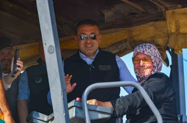 Köyünün sıcak asfaltını 73 yaşındaki Emine teyze döktü 