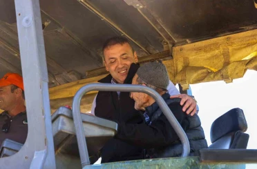Köyünün yoluna ilk sıcak asfaltı 90 yaşındaki İlyas amca döktü 
