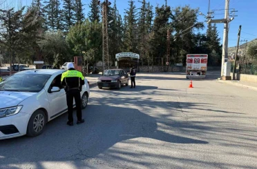 Kozan’da 10 araç ve 4 motosiklet trafikten men edildi 