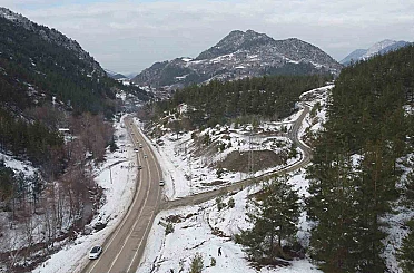 Kozan’da kar keyfi: Kardan adama sucuk ekmek ve şalgam ikram ettiler 