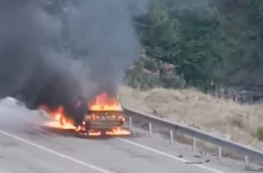 Kozan’da otomobil alev alev yandı, 13 yaşındaki Ömer’in duyarlılığı takdir topladı 