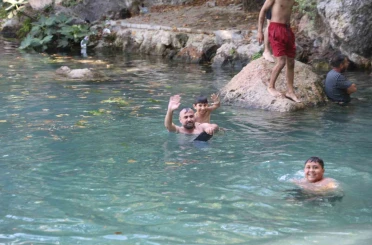 Kozan’da sıcaklar bunalttı, gençler doğal gölete akın etti 