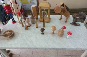 Kozan’da üniversite öğrencilerinin ahşap sanatı mesaisi 