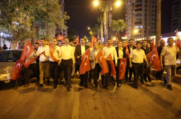 Kozan’da vatandaşlar Türk bayrakları ile 15 Temmuz’un yıldönümünde meydanlarda 