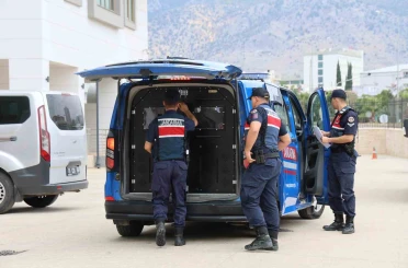 Kozan’da ‘yağma’ suçundan aranan firariler jandarma operasyonu ile yakalandı 