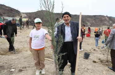 Kozan’da yangından etkilenen alana dede-torun fidan dikti 