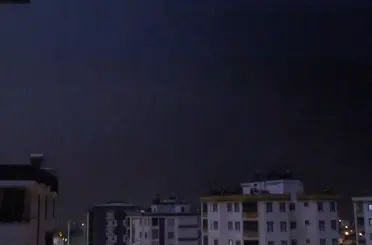 Kozan’da yıldırımın düşme anı kamerada