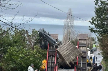 Kozlu’da kepçe dorseden yola düştü, ulaşım bir süre aksadı 