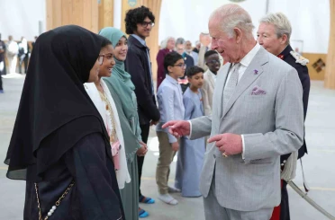Kral III. Charles, Cambridge’de Avrupa’nın ilk ekolojik tasarımlı camisini ziyaret etti 