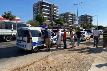 Kucağına aldığı oğluyla yolun karşısına geçerken otomobil çarptı: 1’i ağır 2 yaralı 