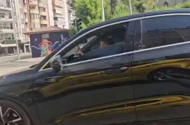 Küçük çocuğa trafikte otomobil kullandırdılar 