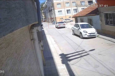 Küçük çocuğun camdan attığı altın dolu kutuyu çalan kadın yakalandı 