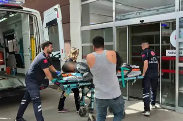 Küçük çocuğun kullandığı iş makinesi devrildi: 1 yaralı
