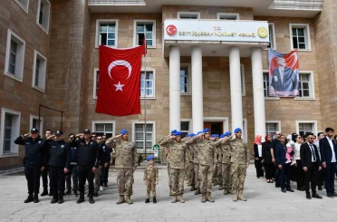 Küçük kız kolluk kuvvetleriyle selam durdu 