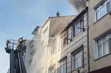 Küçükçekmece’de 3 katlı binanın çatı katı alev topuna döndü, vatandaş yangına bahçe hortumuyla müdahale etti 