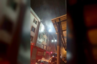 Küçükçekmece’de çatı katında çıkan yangında 1 kişi yaralandı 