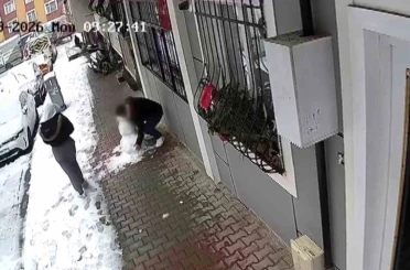 Küçükçekmece’de çocukların yaptığı kardan adamı götürdü 
