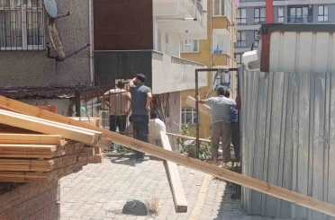 Küçükçekmece’de inşaat çalışması sırasında merdiven çöktü: Evlerinde mahsur kalan vatandaşları itfaiye kurtardı 